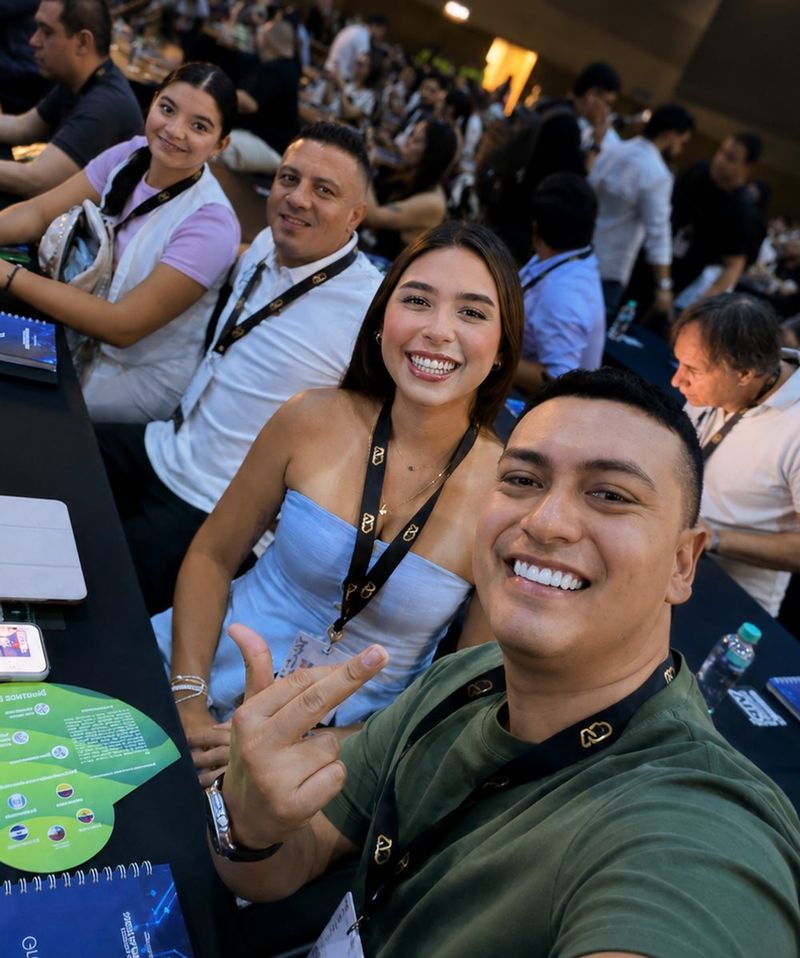 Parte del equipo de Grupo Imagim en un evento de negocios en Colombia